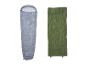 Deux sacs de couchage, un bleu clair et un vert olive, sur fond blanc.