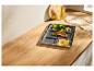 Plaque de cuisson avec inserts en silicone garnis de brocoli, carottes, cuisse de poulet et gratin de pommes de terre.