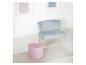 Fauteuil bleu clair et pouf rose en forme de cœur sur un tapis beige.