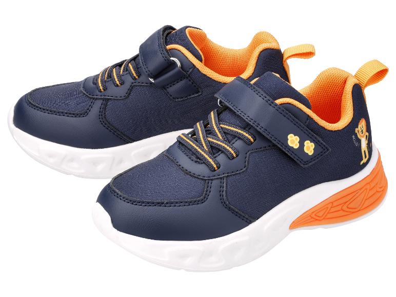 Chaussures pour enfants bleu marine avec détails orange et fermeture velcro.
