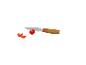 Couteau d'office avec manche en bois coupant une tomate cerise