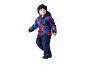 Enfant en bas âge avec une veste d'hiver colorée, un pantalon de neige bleu foncé et un bonnet tricoté.
