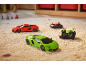 Deux voitures télécommandées pour enfants sur un tapis.