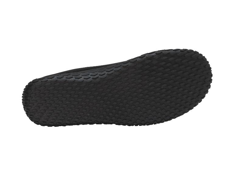 Semelle de chaussure noire avec texture quadrillée, vue de dessous.