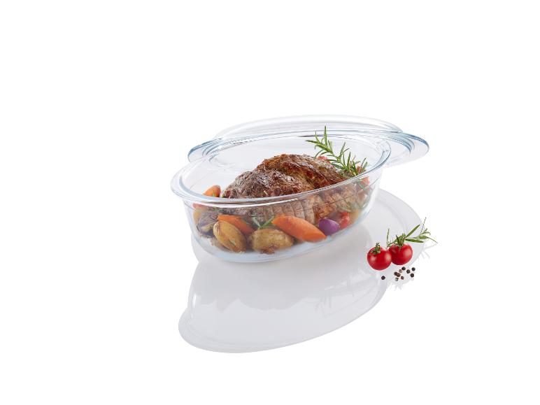 De la viande rôtie avec des légumes dans un plat en verre.