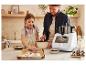 Un père et sa fille préparent des biscuits avec un robot culinaire Monsieur Cuisine Connect.