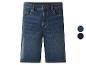 Shorts en jean bleu avec détails cousus, avec deux options de couleur.