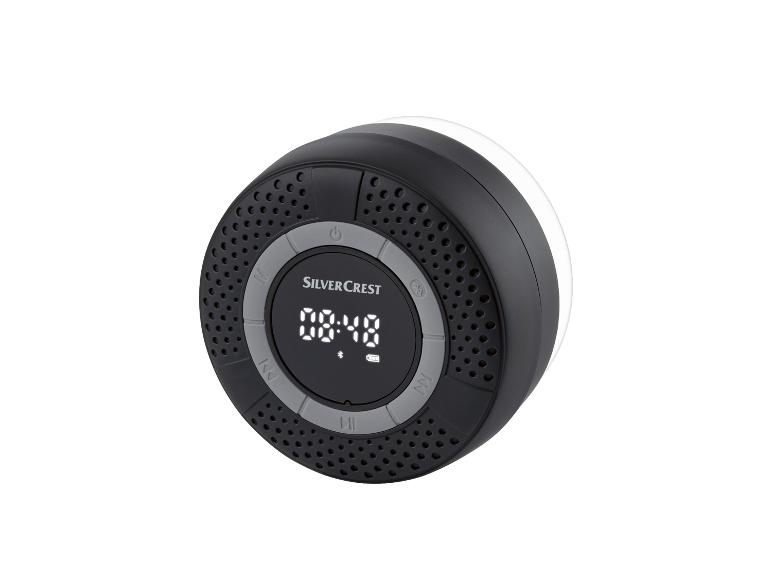 Un haut-parleur Bluetooth étanche noir de Silvercrest avec une horloge numérique.