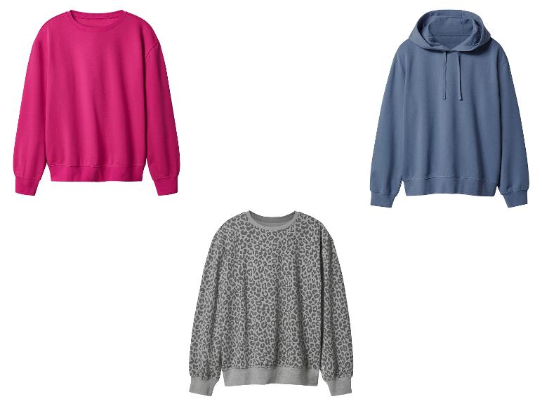 Trois sweatshirts : un fuchsia, un bleu et un gris à imprimé léopard.