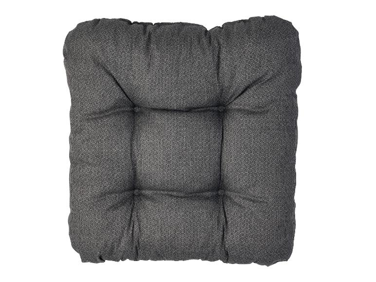 Coussin de siège carré capitonné gris foncé en tissu texturé.