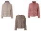 Trois vestes pour femmes dans des tons beige et rose.