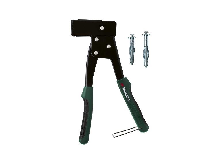 Pistolet à riveter PARKSIDE avec deux chevilles métalliques sur fond blanc.