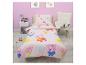 Parure de lit enfant avec motifs de cochons et de soleil dans une chambre rose.