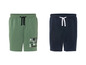 Deux paires de shorts de survêtement, un vert avec un imprimé '79 United Club' et un bleu.