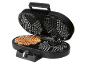 Gaufrier ouvert avec une gaufre en forme de cœur et des moules vides.
