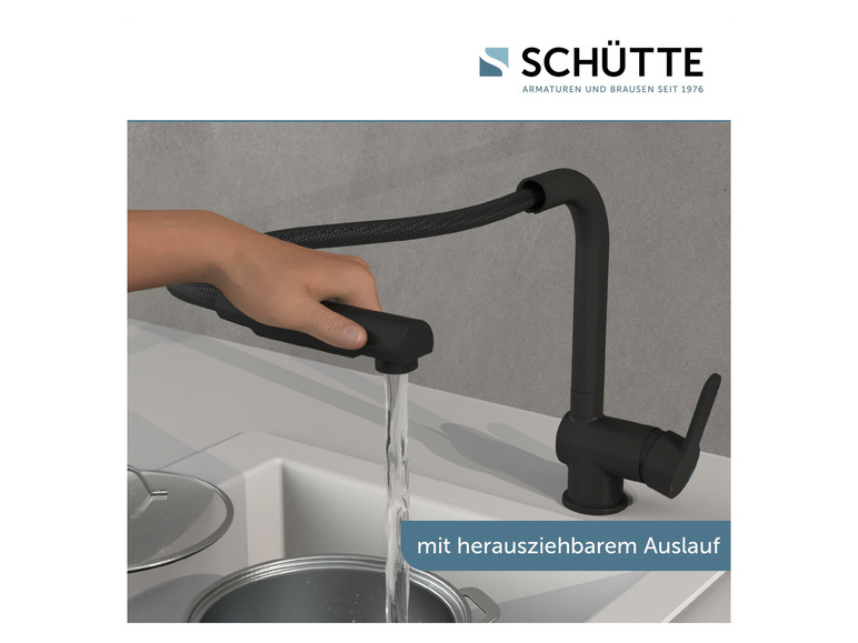 Un robinet de cuisine noir avec douchette extractible de Schütte.