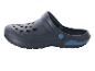 Sabot bleu marine confortable avec des trous d'aération.