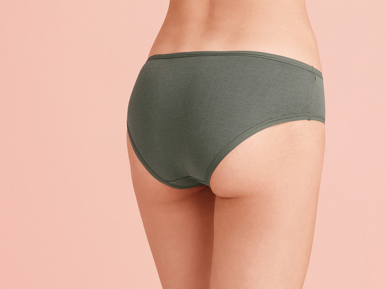 Une femme portant des culottes vertes.