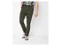 Pantalon chino olive avec cordon et baskets beiges.