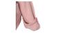 Détail d'une veste en laine rose avec une manche retroussée.