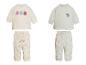 Deux tenues de bébé, une avec imprimé floral et une avec imprimé ours polaire.