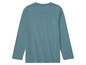 Un t-shirt à manches longues bleu clair.