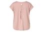 Un t-shirt rose à manches courtes avec un dos ouvert.
