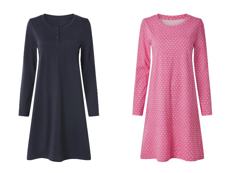 Deux chemises de nuit à manches longues: une bleu marine et une rose à pois blancs.