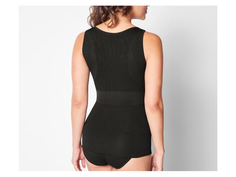 Un top de lingerie noir, sans couture, pour modeler la silhouette.