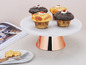 Cupcakes au chocolat et à la vanille sur un support à gâteau en marbre blanc.