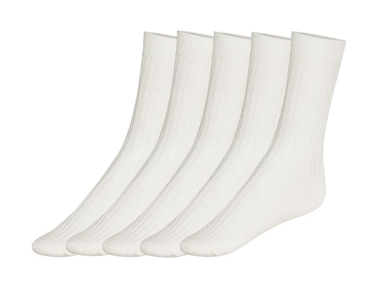 Quatre paires de chaussettes blanches.