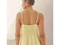 Modèle féminin portant une robe jaune à bretelles fines.