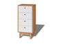 Une commode blanche avec quatre tiroirs et des pieds en bois.