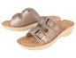 Sandales compensées beige à boucle : chaussures d'été élégantes.