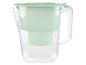Une carafe filtrante à eau verte avec un couvercle.