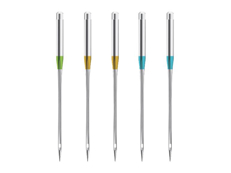 Cinq aiguilles de machine à coudre avec des marquages colorés : vert, jaune et bleu.