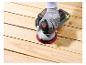 Ponceuse excentrique PARKSIDE PERFORMANCE® PAESP 20-Li A2 ponçant une surface en bois