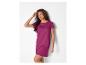 Femme en robe t-shirt magenta à manches courtes et col rond.