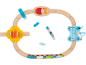 Circuit de train en bois avec accessoires marins et train coloré.