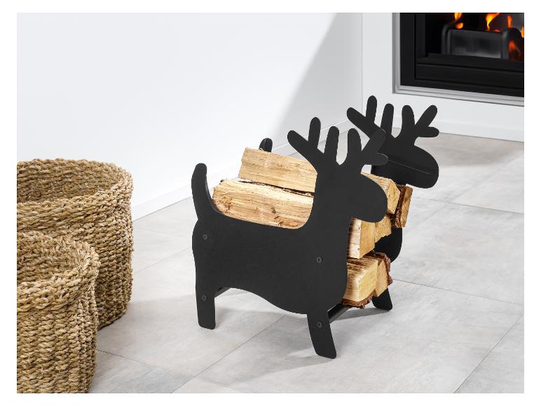 Un support à bûches en métal noir en forme de renne avec des bûches de bois