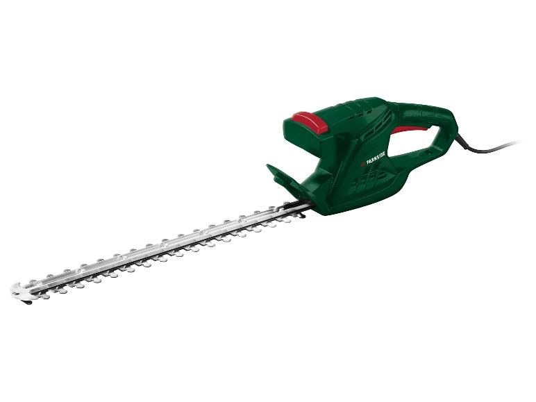 Taille-haies électrique Parkside pour tailler les buissons.