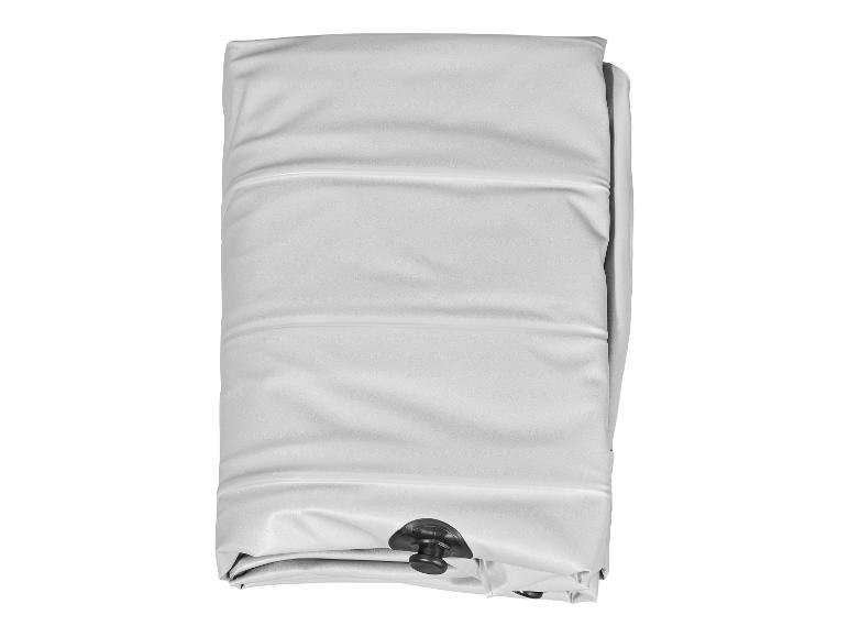 Matelas gonflable gris plié avec une valve.