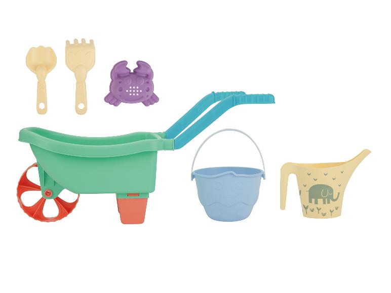 Ensemble de jeu de sable coloré avec brouette, seau, arrosoir, pelle, râteau et moule de crabe.