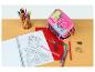 Trousse Barbie, crayons de couleur, taille-crayon et livre à colorier sur la table.