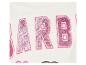 Détail du texte pailleté rose « BARBIE » sur un t-shirt blanc.