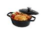 Poulet rôti avec légumes dans une cocotte en fonte noire avec couvercle