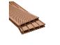 Lames de terrasse composites marron avec une surface rainurée et une surface lisse.