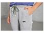 Pantalon de survêtement gris avec un cordon vert et noir et un logo