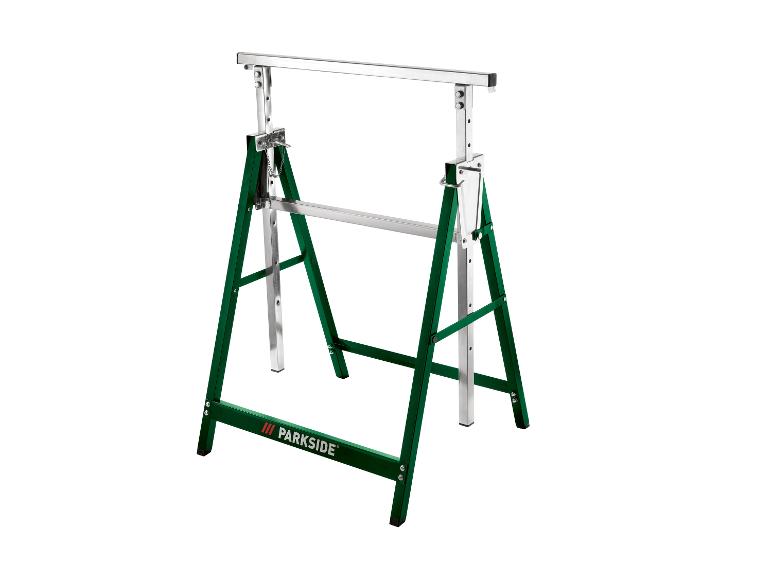 Un tréteau vert et argenté à hauteur réglable, doté d'une barre supérieure horizontale.