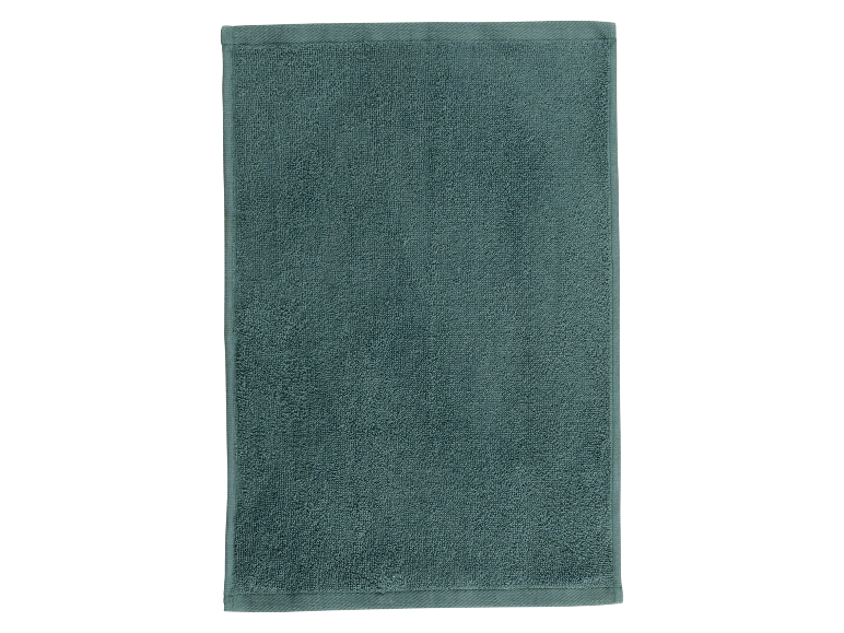 Une serviette de bain vert foncé.